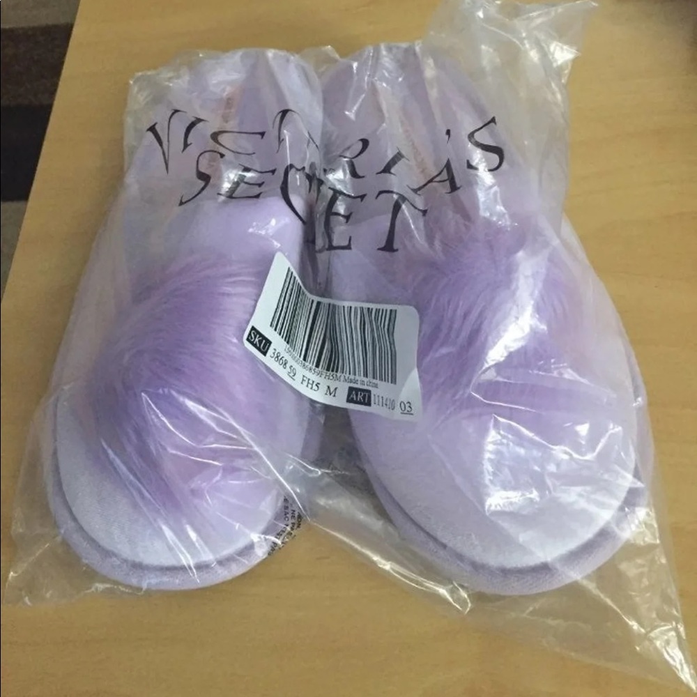 Victoria’s Secret Pom Pom slipper